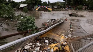 Strong currents in the Bermejo river washed away a bridge in San Pedro Sula