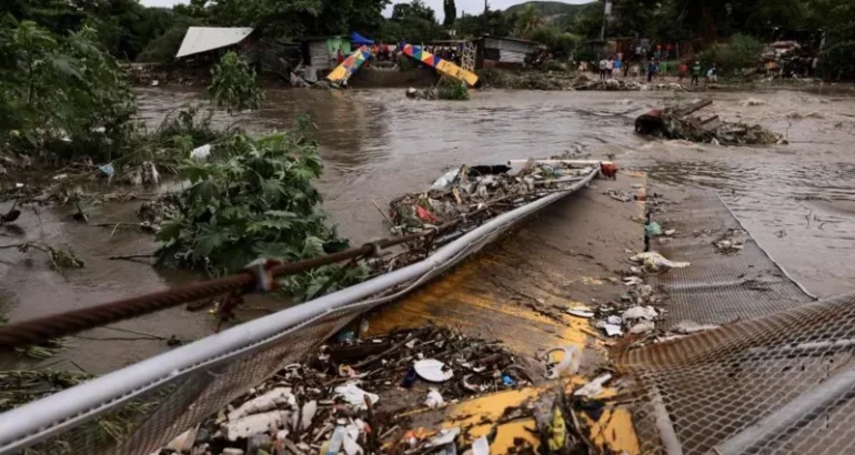 Strong currents in the Bermejo river washed away a bridge in San Pedro Sula