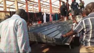 Kantamanto-Bawumia-donates-roofing-sheets-to-support-market-reconstruction